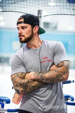 Niesamowite w swojej formie tatuaże-rękawy zajmują cała powierzchnię ramiona i przedramiona. Tworzą jednolitą zdobiącą ciało całość. Taki graficzny rękaw na skórze to tatuaż szczególnie ciekawy w przypadku aktywnych, silnych mężczyzn. 