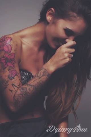 Niesamowite w swojej formie tatuaże-rękawy zajmują cała powierzchnię ramiona i przedramiona. Tworzą jednolitą zdobiącą ciało całość. Taki graficzny rękaw na skórze to tatuaż szczególnie ciekawy w przypadku aktywnych, silnych mężczyzn. 