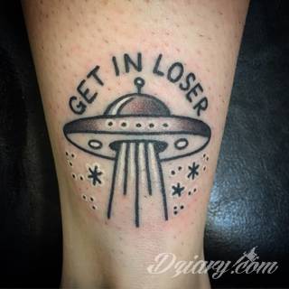 Niesamowite w swojej formie tatuaże-rękawy zajmują cała powierzchnię ramiona i przedramiona. Tworzą jednolitą zdobiącą ciało całość. Taki graficzny rękaw na skórze to tatuaż szczególnie ciekawy w przypadku aktywnych, silnych mężczyzn. 