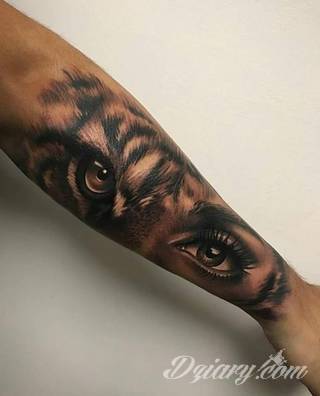 Niesamowite w swojej formie tatuaże-rękawy zajmują cała powierzchnię ramiona i przedramiona. Tworzą jednolitą zdobiącą ciało całość. Taki graficzny rękaw na skórze to tatuaż szczególnie ciekawy w przypadku aktywnych, silnych mężczyzn. 