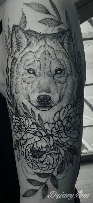 Niesamowite w swojej formie tatuaże-rękawy zajmują cała powierzchnię ramiona i przedramiona. Tworzą jednolitą zdobiącą ciało całość. Taki graficzny rękaw na skórze to tatuaż szczególnie ciekawy w przypadku aktywnych, silnych mężczyzn. 