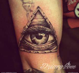 Niesamowite w swojej formie tatuaże-rękawy zajmują cała powierzchnię ramiona i przedramiona. Tworzą jednolitą zdobiącą ciało całość. Taki graficzny rękaw na skórze to tatuaż szczególnie ciekawy w przypadku aktywnych, silnych mężczyzn. 