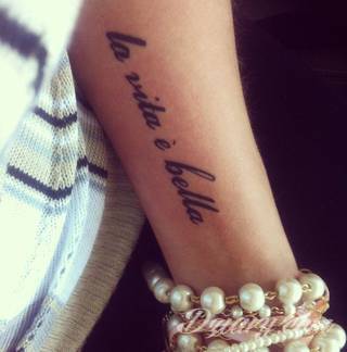 Niesamowite w swojej formie tatuaże-rękawy zajmują cała powierzchnię ramiona i przedramiona. Tworzą jednolitą zdobiącą ciało całość. Taki graficzny rękaw na skórze to tatuaż szczególnie ciekawy w przypadku aktywnych, silnych mężczyzn. 