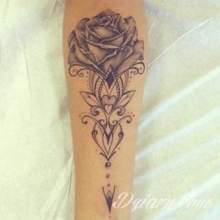 Niesamowite w swojej formie tatuaże-rękawy zajmują cała powierzchnię ramiona i przedramiona. Tworzą jednolitą zdobiącą ciało całość. Taki graficzny rękaw na skórze to tatuaż szczególnie ciekawy w przypadku aktywnych, silnych mężczyzn. 