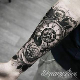 Niesamowite w swojej formie tatuaże-rękawy zajmują cała powierzchnię ramiona i przedramiona. Tworzą jednolitą zdobiącą ciało całość. Taki graficzny rękaw na skórze to tatuaż szczególnie ciekawy w przypadku aktywnych, silnych mężczyzn. 