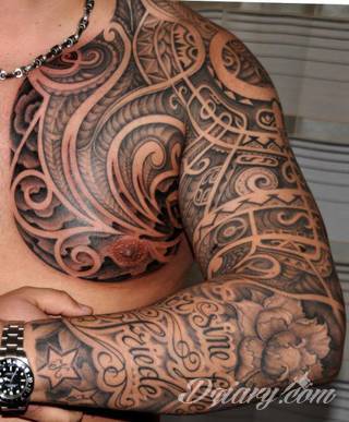 Niesamowite w swojej formie tatuaże-rękawy zajmują cała powierzchnię ramiona i przedramiona. Tworzą jednolitą zdobiącą ciało całość. Taki graficzny rękaw na skórze to tatuaż szczególnie ciekawy w przypadku aktywnych, silnych mężczyzn. 