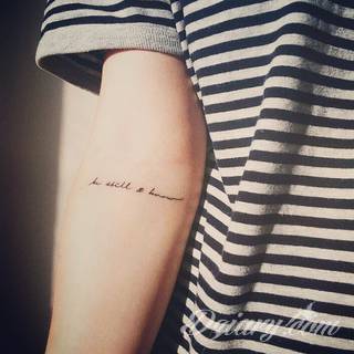 Niesamowite w swojej formie tatuaże-rękawy zajmują cała powierzchnię ramiona i przedramiona. Tworzą jednolitą zdobiącą ciało całość. Taki graficzny rękaw na skórze to tatuaż szczególnie ciekawy w przypadku aktywnych, silnych mężczyzn. 