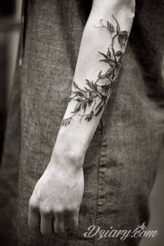 Niesamowite w swojej formie tatuaże-rękawy zajmują cała powierzchnię ramiona i przedramiona. Tworzą jednolitą zdobiącą ciało całość. Taki graficzny rękaw na skórze to tatuaż szczególnie ciekawy w przypadku aktywnych, silnych mężczyzn. 