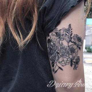 Niesamowite w swojej formie tatuaże-rękawy zajmują cała powierzchnię ramiona i przedramiona. Tworzą jednolitą zdobiącą ciało całość. Taki graficzny rękaw na skórze to tatuaż szczególnie ciekawy w przypadku aktywnych, silnych mężczyzn. 