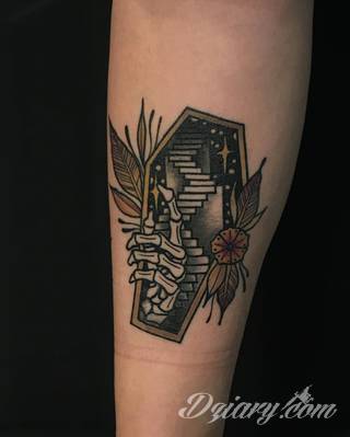 Niesamowite w swojej formie tatuaże-rękawy zajmują cała powierzchnię ramiona i przedramiona. Tworzą jednolitą zdobiącą ciało całość. Taki graficzny rękaw na skórze to tatuaż szczególnie ciekawy w przypadku aktywnych, silnych mężczyzn. 