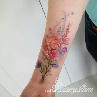 Niesamowite w swojej formie tatuaże-rękawy zajmują cała powierzchnię ramiona i przedramiona. Tworzą jednolitą zdobiącą ciało całość. Taki graficzny rękaw na skórze to tatuaż szczególnie ciekawy w przypadku aktywnych, silnych mężczyzn. 