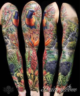 Niesamowite w swojej formie tatuaże-rękawy zajmują cała powierzchnię ramiona i przedramiona. Tworzą jednolitą zdobiącą ciało całość. Taki graficzny rękaw na skórze to tatuaż szczególnie ciekawy w przypadku aktywnych, silnych mężczyzn. 