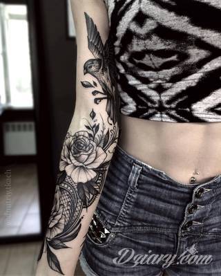 Niesamowite w swojej formie tatuaże-rękawy zajmują cała powierzchnię ramiona i przedramiona. Tworzą jednolitą zdobiącą ciało całość. Taki graficzny rękaw na skórze to tatuaż szczególnie ciekawy w przypadku aktywnych, silnych mężczyzn. 