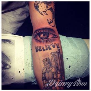 Niesamowite w swojej formie tatuaże-rękawy zajmują cała powierzchnię ramiona i przedramiona. Tworzą jednolitą zdobiącą ciało całość. Taki graficzny rękaw na skórze to tatuaż szczególnie ciekawy w przypadku aktywnych, silnych mężczyzn. 