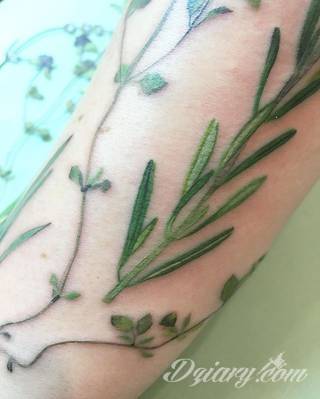 Niesamowite w swojej formie tatuaże-rękawy zajmują cała powierzchnię ramiona i przedramiona. Tworzą jednolitą zdobiącą ciało całość. Taki graficzny rękaw na skórze to tatuaż szczególnie ciekawy w przypadku aktywnych, silnych mężczyzn. 