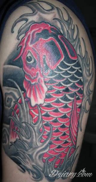 Niesamowite w swojej formie tatuaże-rękawy zajmują cała powierzchnię ramiona i przedramiona. Tworzą jednolitą zdobiącą ciało całość. Taki graficzny rękaw na skórze to tatuaż szczególnie ciekawy w przypadku aktywnych, silnych mężczyzn. 