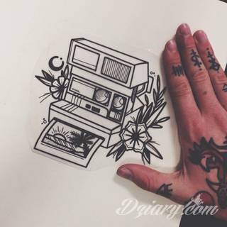 Niesamowite w swojej formie tatuaże-rękawy zajmują cała powierzchnię ramiona i przedramiona. Tworzą jednolitą zdobiącą ciało całość. Taki graficzny rękaw na skórze to tatuaż szczególnie ciekawy w przypadku aktywnych, silnych mężczyzn. 