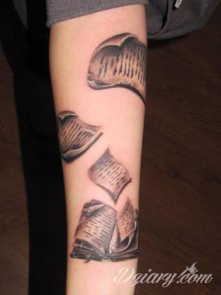 Niesamowite w swojej formie tatuaże-rękawy zajmują cała powierzchnię ramiona i przedramiona. Tworzą jednolitą zdobiącą ciało całość. Taki graficzny rękaw na skórze to tatuaż szczególnie ciekawy w przypadku aktywnych, silnych mężczyzn. 