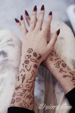 Niesamowite w swojej formie tatuaże-rękawy zajmują cała powierzchnię ramiona i przedramiona. Tworzą jednolitą zdobiącą ciało całość. Taki graficzny rękaw na skórze to tatuaż szczególnie ciekawy w przypadku aktywnych, silnych mężczyzn. 