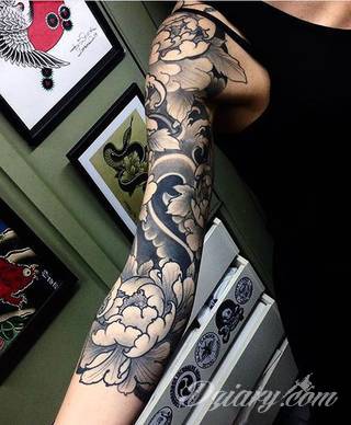 Niesamowite w swojej formie tatuaże-rękawy zajmują cała powierzchnię ramiona i przedramiona. Tworzą jednolitą zdobiącą ciało całość. Taki graficzny rękaw na skórze to tatuaż szczególnie ciekawy w przypadku aktywnych, silnych mężczyzn. 