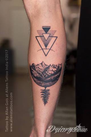 Niesamowite w swojej formie tatuaże-rękawy zajmują cała powierzchnię ramiona i przedramiona. Tworzą jednolitą zdobiącą ciało całość. Taki graficzny rękaw na skórze to tatuaż szczególnie ciekawy w przypadku aktywnych, silnych mężczyzn. 