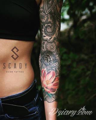 Niesamowite w swojej formie tatuaże-rękawy zajmują cała powierzchnię ramiona i przedramiona. Tworzą jednolitą zdobiącą ciało całość. Taki graficzny rękaw na skórze to tatuaż szczególnie ciekawy w przypadku aktywnych, silnych mężczyzn. 