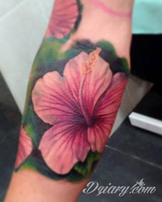 Niesamowite w swojej formie tatuaże-rękawy zajmują cała powierzchnię ramiona i przedramiona. Tworzą jednolitą zdobiącą ciało całość. Taki graficzny rękaw na skórze to tatuaż szczególnie ciekawy w przypadku aktywnych, silnych mężczyzn. 