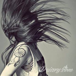 Niesamowite w swojej formie tatuaże-rękawy zajmują cała powierzchnię ramiona i przedramiona. Tworzą jednolitą zdobiącą ciało całość. Taki graficzny rękaw na skórze to tatuaż szczególnie ciekawy w przypadku aktywnych, silnych mężczyzn. 