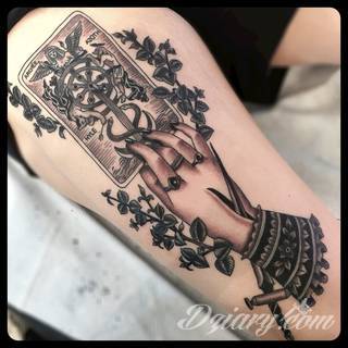 Niesamowite w swojej formie tatuaże-rękawy zajmują cała powierzchnię ramiona i przedramiona. Tworzą jednolitą zdobiącą ciało całość. Taki graficzny rękaw na skórze to tatuaż szczególnie ciekawy w przypadku aktywnych, silnych mężczyzn. 