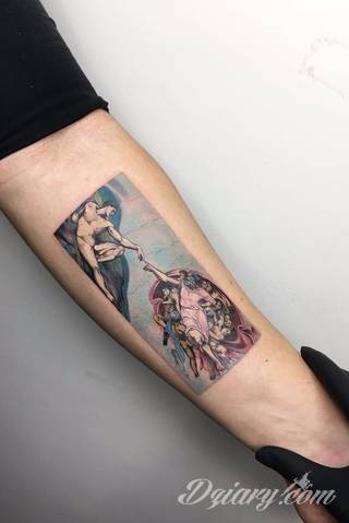 Niesamowite w swojej formie tatuaże-rękawy zajmują cała powierzchnię ramiona i przedramiona. Tworzą jednolitą zdobiącą ciało całość. Taki graficzny rękaw na skórze to tatuaż szczególnie ciekawy w przypadku aktywnych, silnych mężczyzn. 