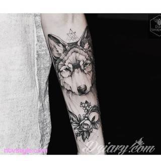 Niesamowite w swojej formie tatuaże-rękawy zajmują cała powierzchnię ramiona i przedramiona. Tworzą jednolitą zdobiącą ciało całość. Taki graficzny rękaw na skórze to tatuaż szczególnie ciekawy w przypadku aktywnych, silnych mężczyzn. 