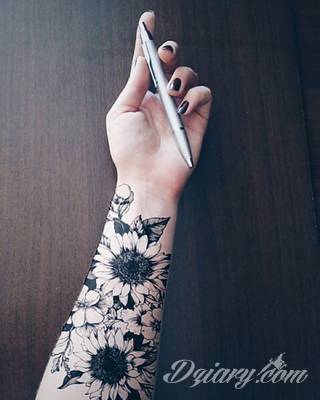 Niesamowite w swojej formie tatuaże-rękawy zajmują cała powierzchnię ramiona i przedramiona. Tworzą jednolitą zdobiącą ciało całość. Taki graficzny rękaw na skórze to tatuaż szczególnie ciekawy w przypadku aktywnych, silnych mężczyzn. 