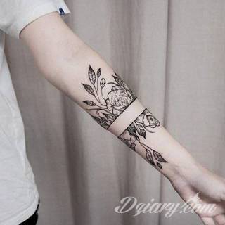 Niesamowite w swojej formie tatuaże-rękawy zajmują cała powierzchnię ramiona i przedramiona. Tworzą jednolitą zdobiącą ciało całość. Taki graficzny rękaw na skórze to tatuaż szczególnie ciekawy w przypadku aktywnych, silnych mężczyzn. 