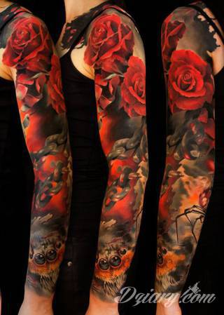 Niesamowite w swojej formie tatuaże-rękawy zajmują cała powierzchnię ramiona i przedramiona. Tworzą jednolitą zdobiącą ciało całość. Taki graficzny rękaw na skórze to tatuaż szczególnie ciekawy w przypadku aktywnych, silnych mężczyzn. 