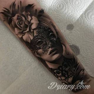 Niesamowite w swojej formie tatuaże-rękawy zajmują cała powierzchnię ramiona i przedramiona. Tworzą jednolitą zdobiącą ciało całość. Taki graficzny rękaw na skórze to tatuaż szczególnie ciekawy w przypadku aktywnych, silnych mężczyzn. 