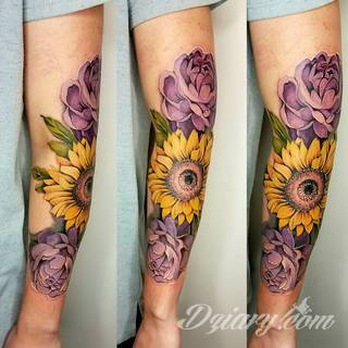 Niesamowite w swojej formie tatuaże-rękawy zajmują cała powierzchnię ramiona i przedramiona. Tworzą jednolitą zdobiącą ciało całość. Taki graficzny rękaw na skórze to tatuaż szczególnie ciekawy w przypadku aktywnych, silnych mężczyzn. 