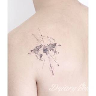 Niesamowite w swojej formie tatuaże-rękawy zajmują cała powierzchnię ramiona i przedramiona. Tworzą jednolitą zdobiącą ciało całość. Taki graficzny rękaw na skórze to tatuaż szczególnie ciekawy w przypadku aktywnych, silnych mężczyzn. 