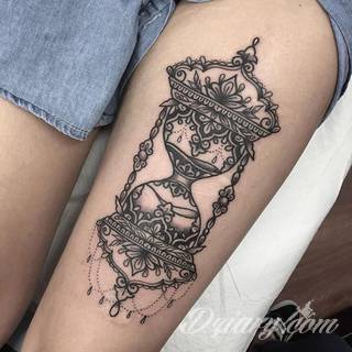 Niesamowite w swojej formie tatuaże-rękawy zajmują cała powierzchnię ramiona i przedramiona. Tworzą jednolitą zdobiącą ciało całość. Taki graficzny rękaw na skórze to tatuaż szczególnie ciekawy w przypadku aktywnych, silnych mężczyzn. 