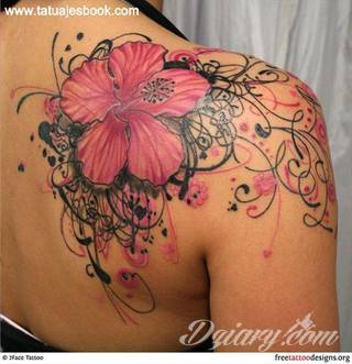 Niesamowite w swojej formie tatuaże-rękawy zajmują cała powierzchnię ramiona i przedramiona. Tworzą jednolitą zdobiącą ciało całość. Taki graficzny rękaw na skórze to tatuaż szczególnie ciekawy w przypadku aktywnych, silnych mężczyzn. 