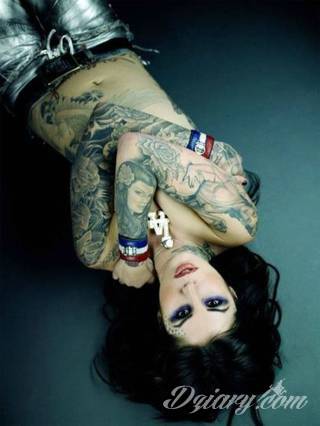 Niesamowite w swojej formie tatuaże-rękawy zajmują cała powierzchnię ramiona i przedramiona. Tworzą jednolitą zdobiącą ciało całość. Taki graficzny rękaw na skórze to tatuaż szczególnie ciekawy w przypadku aktywnych, silnych mężczyzn. 