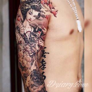 Niesamowite w swojej formie tatuaże-rękawy zajmują cała powierzchnię ramiona i przedramiona. Tworzą jednolitą zdobiącą ciało całość. Taki graficzny rękaw na skórze to tatuaż szczególnie ciekawy w przypadku aktywnych, silnych mężczyzn. 