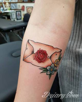 Niesamowite w swojej formie tatuaże-rękawy zajmują cała powierzchnię ramiona i przedramiona. Tworzą jednolitą zdobiącą ciało całość. Taki graficzny rękaw na skórze to tatuaż szczególnie ciekawy w przypadku aktywnych, silnych mężczyzn. 