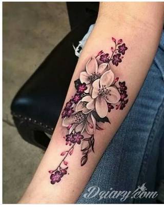 Niesamowite w swojej formie tatuaże-rękawy zajmują cała powierzchnię ramiona i przedramiona. Tworzą jednolitą zdobiącą ciało całość. Taki graficzny rękaw na skórze to tatuaż szczególnie ciekawy w przypadku aktywnych, silnych mężczyzn. 