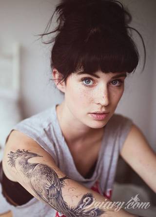 Niesamowite w swojej formie tatuaże-rękawy zajmują cała powierzchnię ramiona i przedramiona. Tworzą jednolitą zdobiącą ciało całość. Taki graficzny rękaw na skórze to tatuaż szczególnie ciekawy w przypadku aktywnych, silnych mężczyzn. 