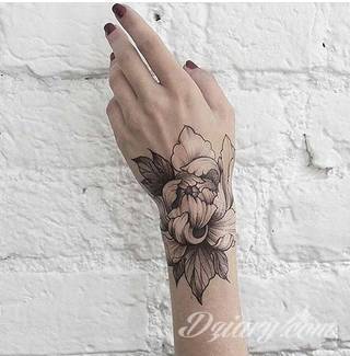 Niesamowite w swojej formie tatuaże-rękawy zajmują cała powierzchnię ramiona i przedramiona. Tworzą jednolitą zdobiącą ciało całość. Taki graficzny rękaw na skórze to tatuaż szczególnie ciekawy w przypadku aktywnych, silnych mężczyzn. 