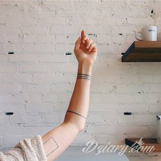 Niesamowite w swojej formie tatuaże-rękawy zajmują cała powierzchnię ramiona i przedramiona. Tworzą jednolitą zdobiącą ciało całość. Taki graficzny rękaw na skórze to tatuaż szczególnie ciekawy w przypadku aktywnych, silnych mężczyzn. 