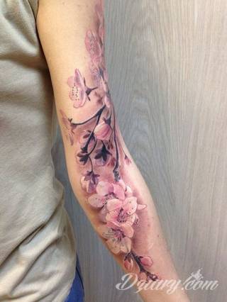 Niesamowite w swojej formie tatuaże-rękawy zajmują cała powierzchnię ramiona i przedramiona. Tworzą jednolitą zdobiącą ciało całość. Taki graficzny rękaw na skórze to tatuaż szczególnie ciekawy w przypadku aktywnych, silnych mężczyzn. 