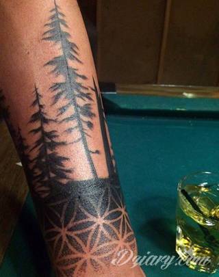 Niesamowite w swojej formie tatuaże-rękawy zajmują cała powierzchnię ramiona i przedramiona. Tworzą jednolitą zdobiącą ciało całość. Taki graficzny rękaw na skórze to tatuaż szczególnie ciekawy w przypadku aktywnych, silnych mężczyzn. 