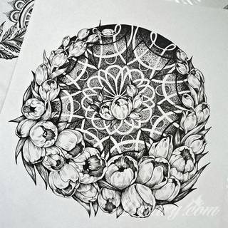 Niesamowite w swojej formie tatuaże-rękawy zajmują cała powierzchnię ramiona i przedramiona. Tworzą jednolitą zdobiącą ciało całość. Taki graficzny rękaw na skórze to tatuaż szczególnie ciekawy w przypadku aktywnych, silnych mężczyzn. 