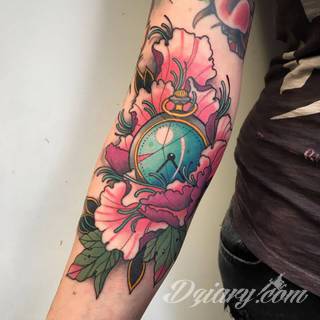 Niesamowite w swojej formie tatuaże-rękawy zajmują cała powierzchnię ramiona i przedramiona. Tworzą jednolitą zdobiącą ciało całość. Taki graficzny rękaw na skórze to tatuaż szczególnie ciekawy w przypadku aktywnych, silnych mężczyzn. 